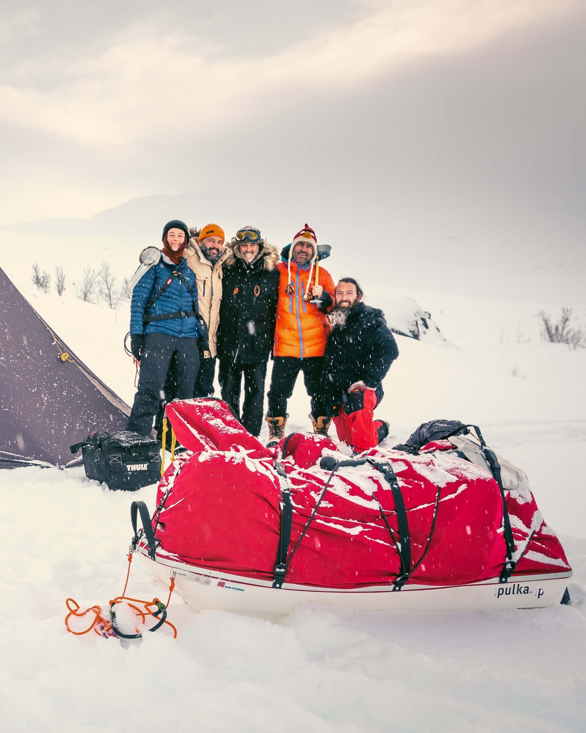 Expedición de Polar Bear Expedition cruzando un paisaje ártico