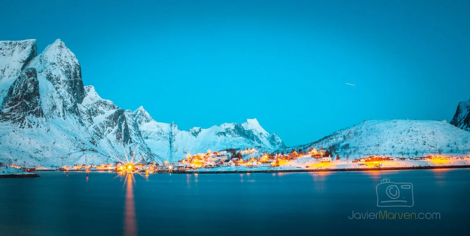 Pueblo pesquero nevado junto a un fiordo en las islas Lofoten, Noruega, fotografiado por Javier Marven