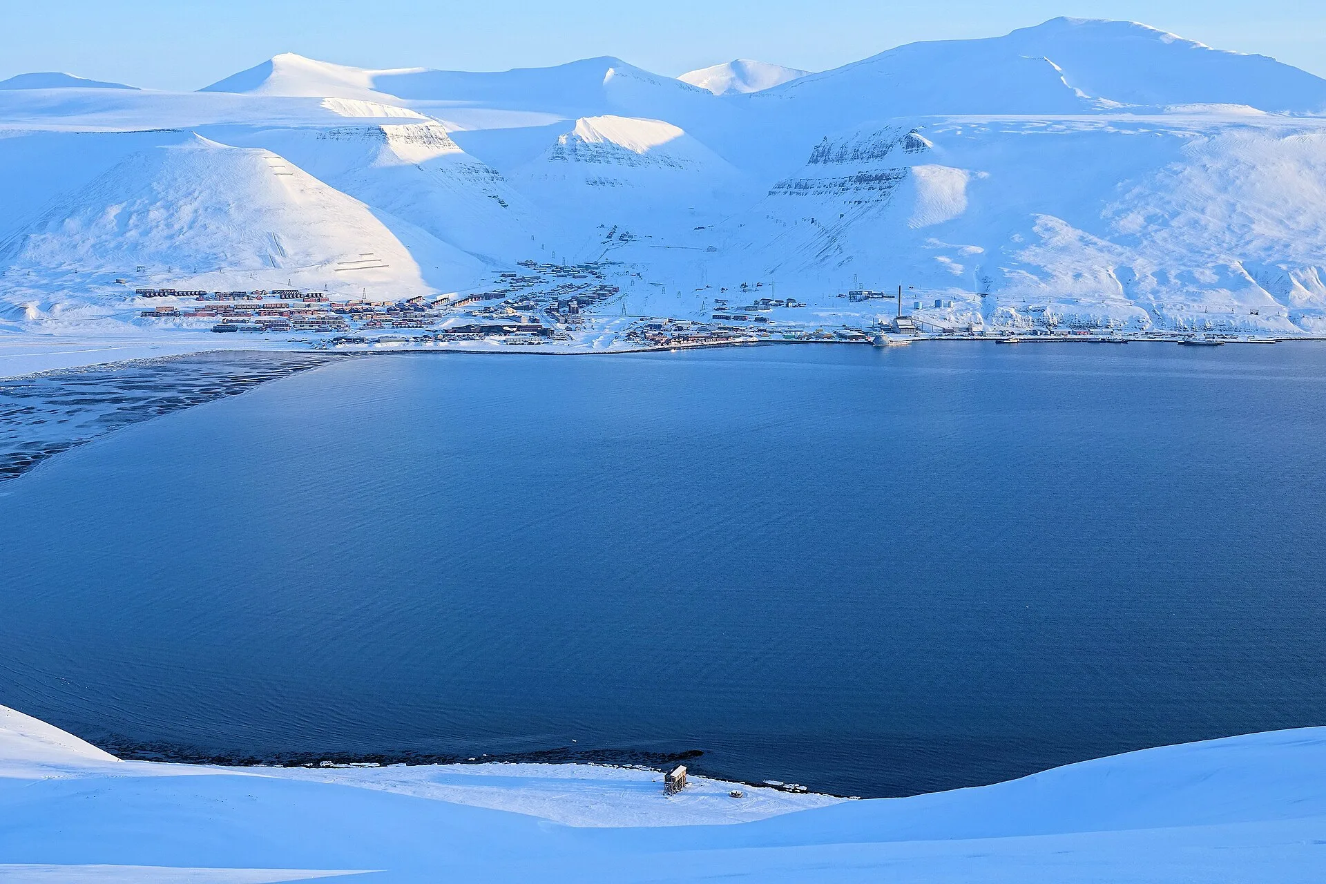 Longyearbyen, capital de Svalbard, en pleno invierno, entre montañas nevadas y el fiordo