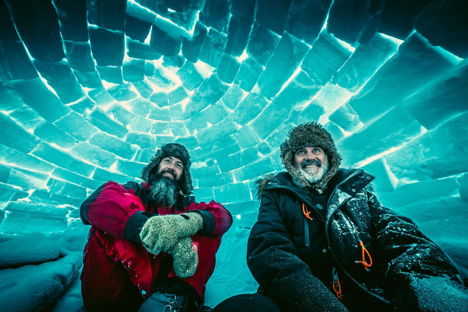Javier Marven y Javier Gil dentro de un iglú de hielo durante una expedición
