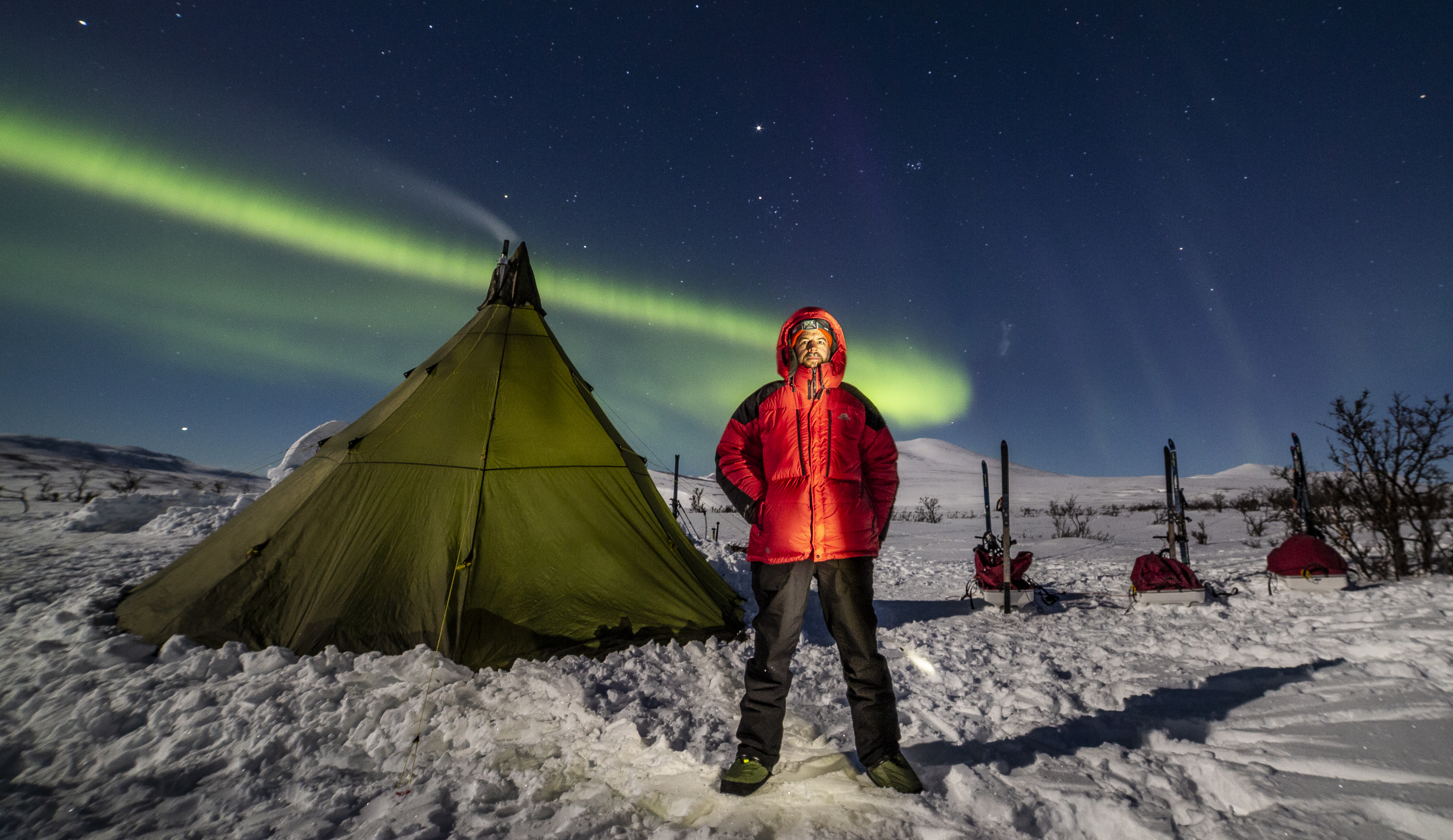 Fuego y aurora boreal bajo el cielo polar
