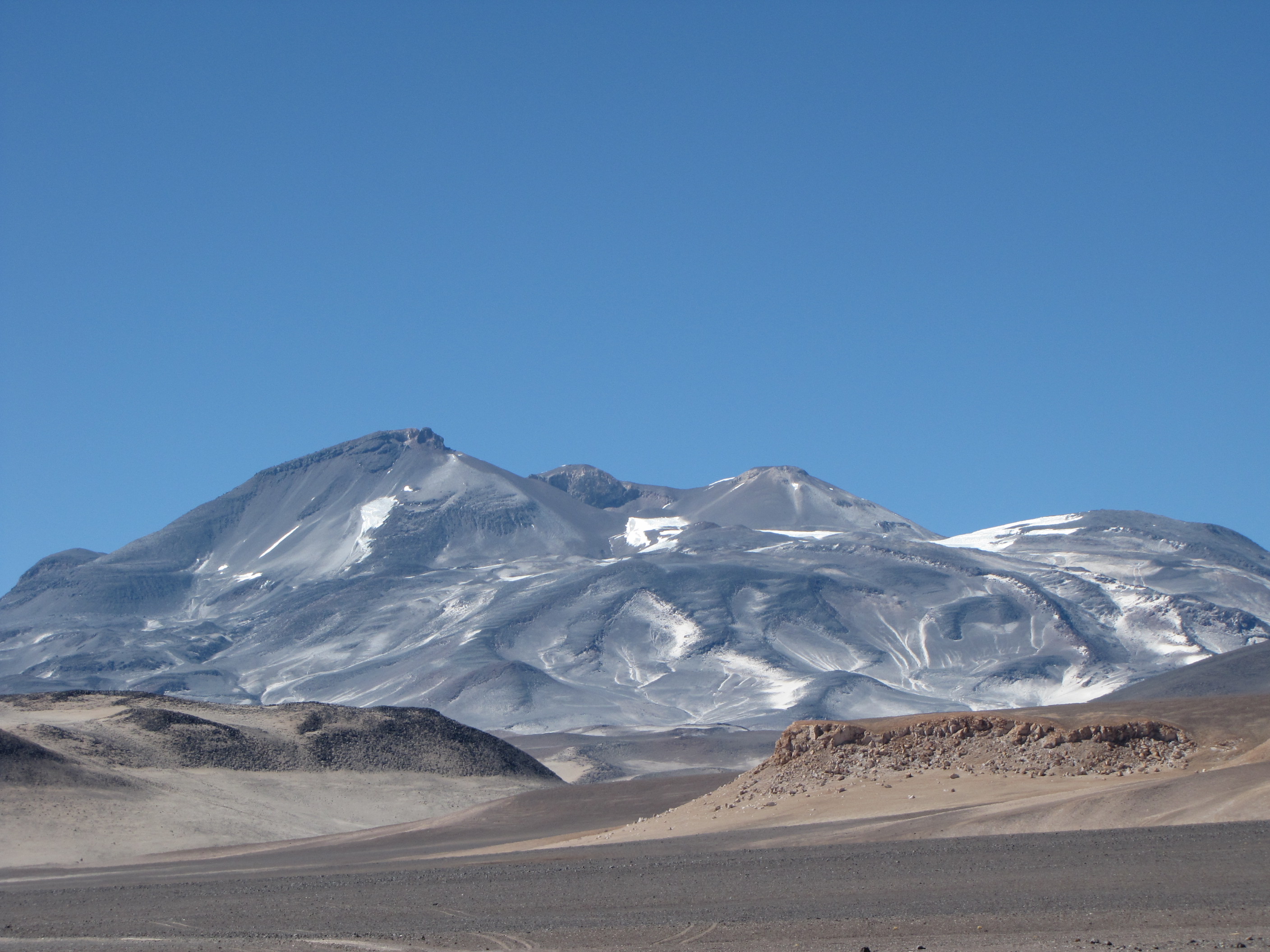 El volcán Ojos del Salado nevado sobre el desierto de Atacama